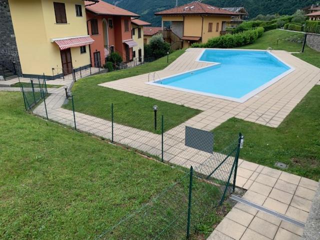 Villa Mirella: Casa Vista Lago Con Piscina Riva di Solto Eksteriør billede