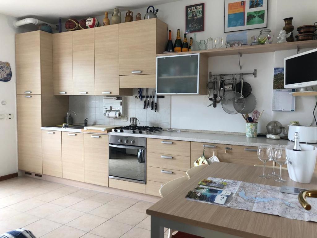 Villa Mirella: Casa Vista Lago Con Piscina Riva di Solto Eksteriør billede